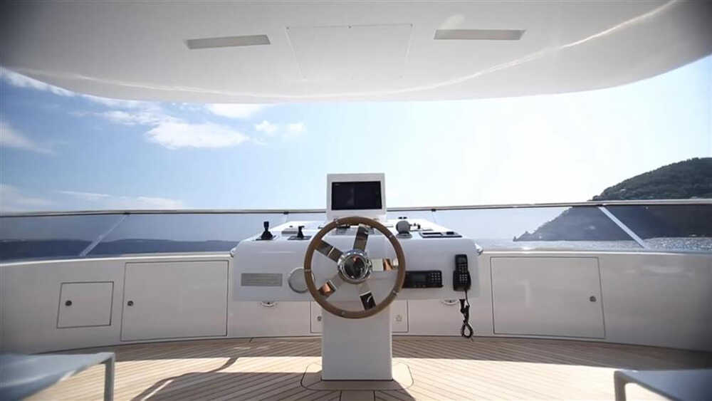 Helm station on flybridge