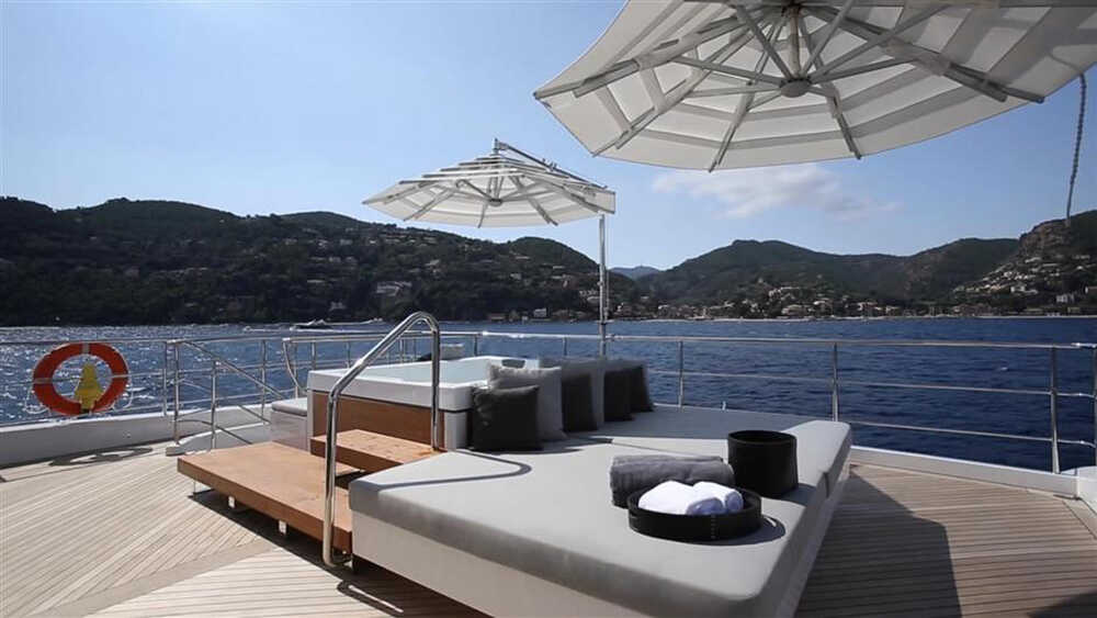 Sunbathing area on flybridge