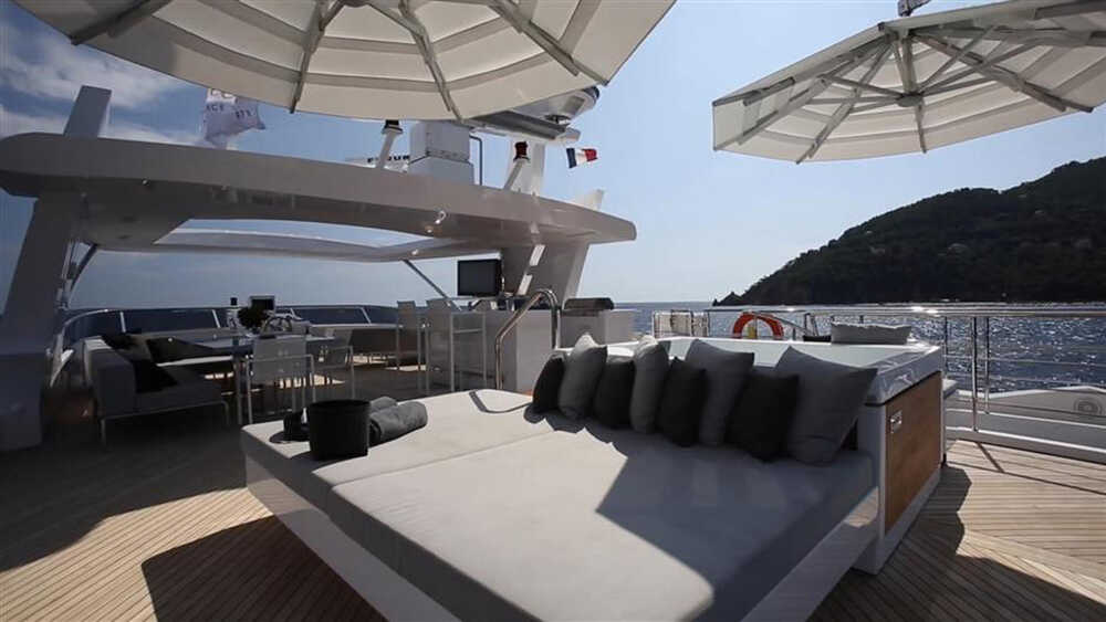 Sunbathing area on flybridge