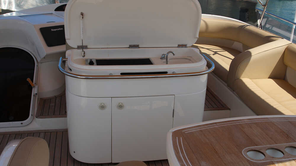 Wet bar on flybridge