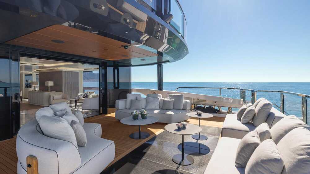 Main deck cockpit