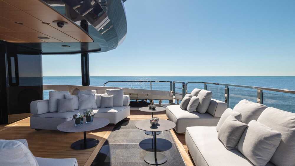 Main deck cockpit