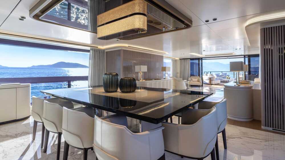Aftdining area at the stern