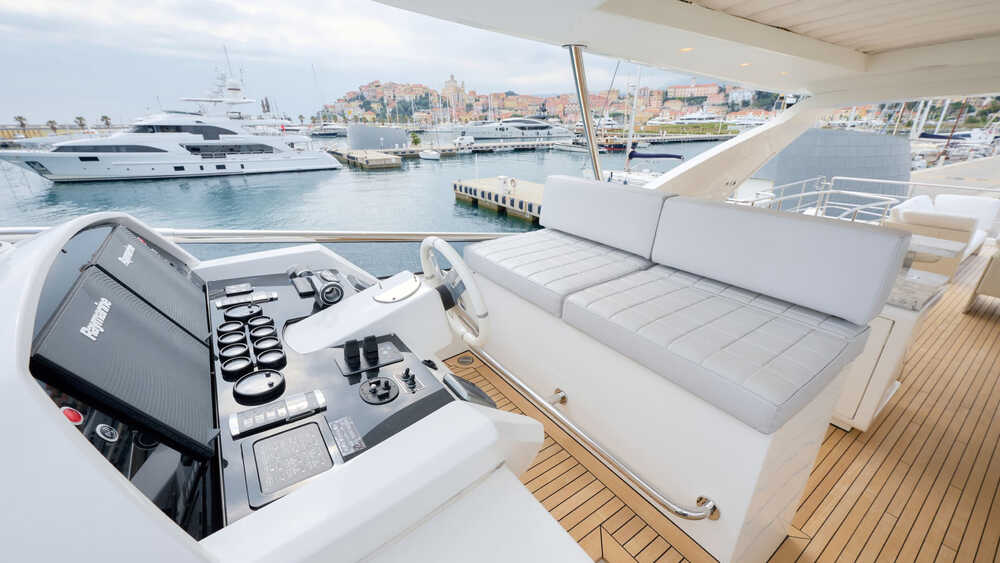 Sun deck helm station