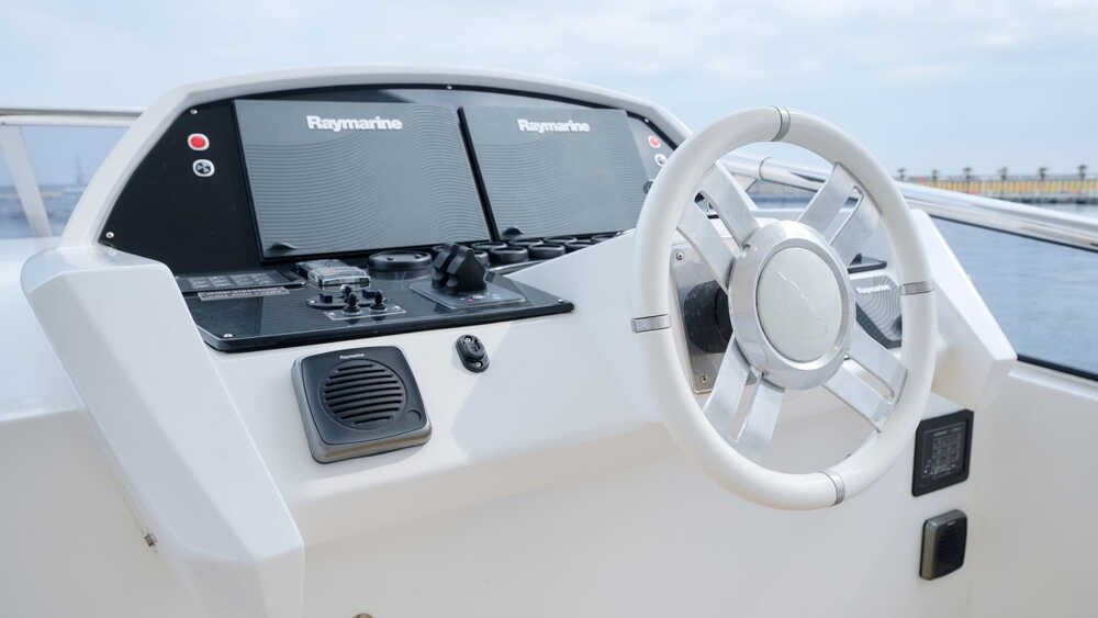 Sun deck helm station