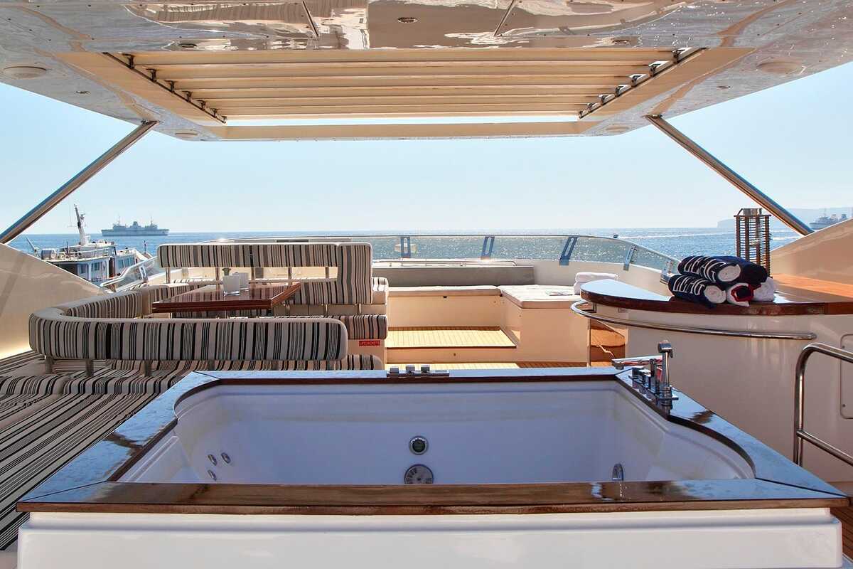 Джакузи на флайбридже M/Y SICILIA IV