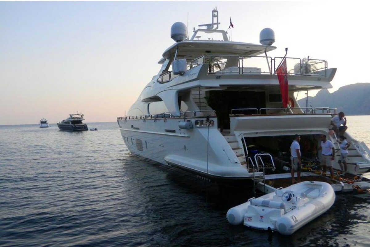 Экстерьер Azimut 105 - 2008 / 2012