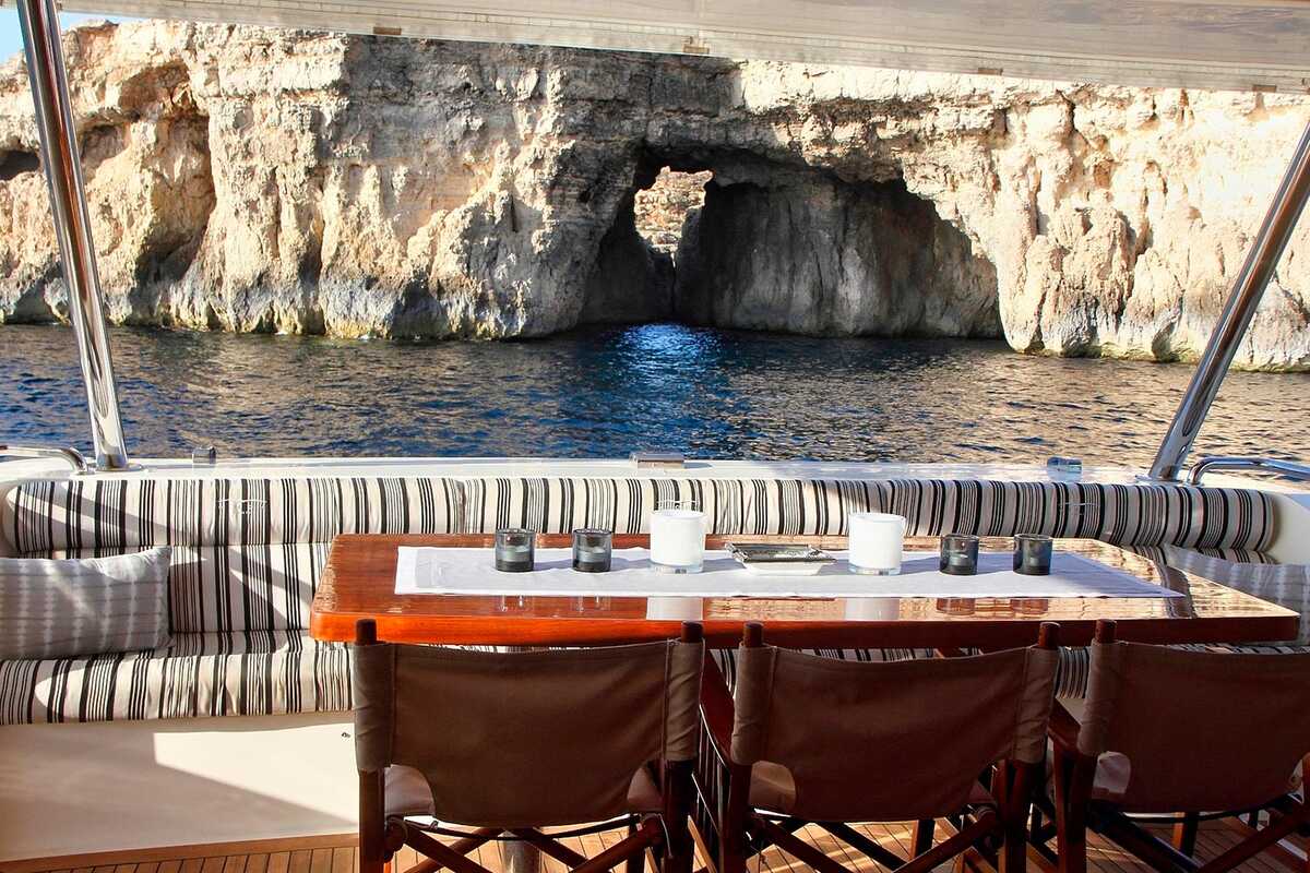 Обеденная зона на кокпите M/Y SICILIA IV