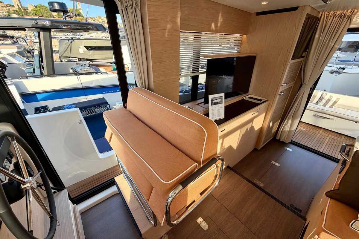 Main salon of the Beneteau Swift Trawler 43 Fly, 4Q/2027, 13.13 m