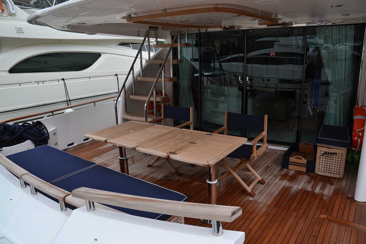 Кокпит Fairline Squadron 78 (2011)