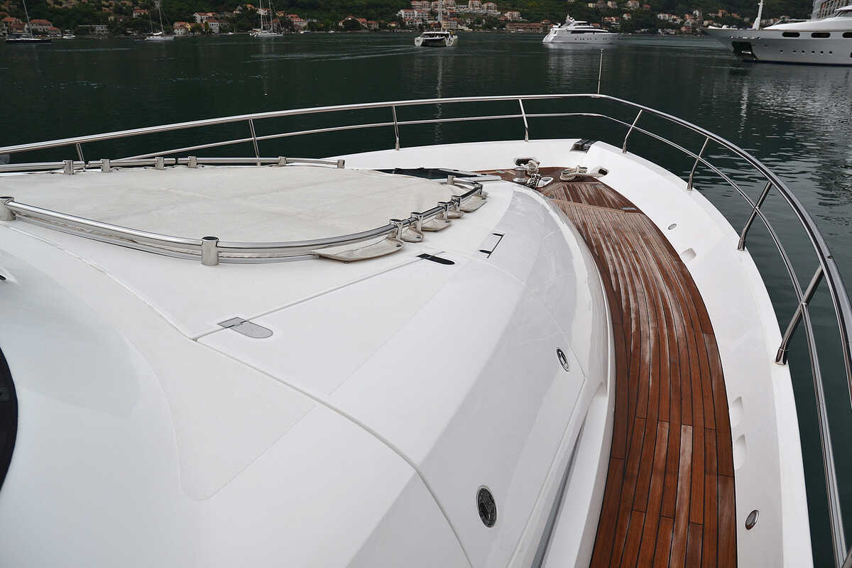 Носовая часть Fairline Squadron 78 (2011)