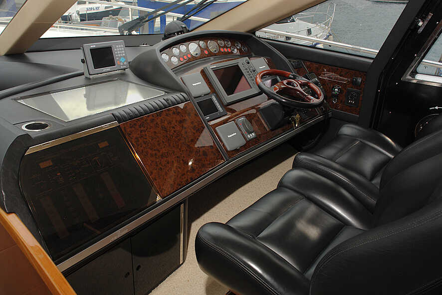 Главный пост управления Princess 67 (2007)