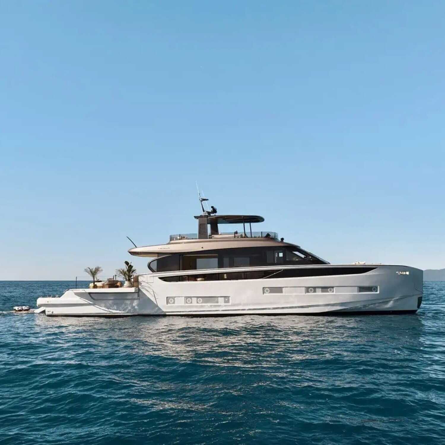 Azimut Seadeck 9: between sea and sky