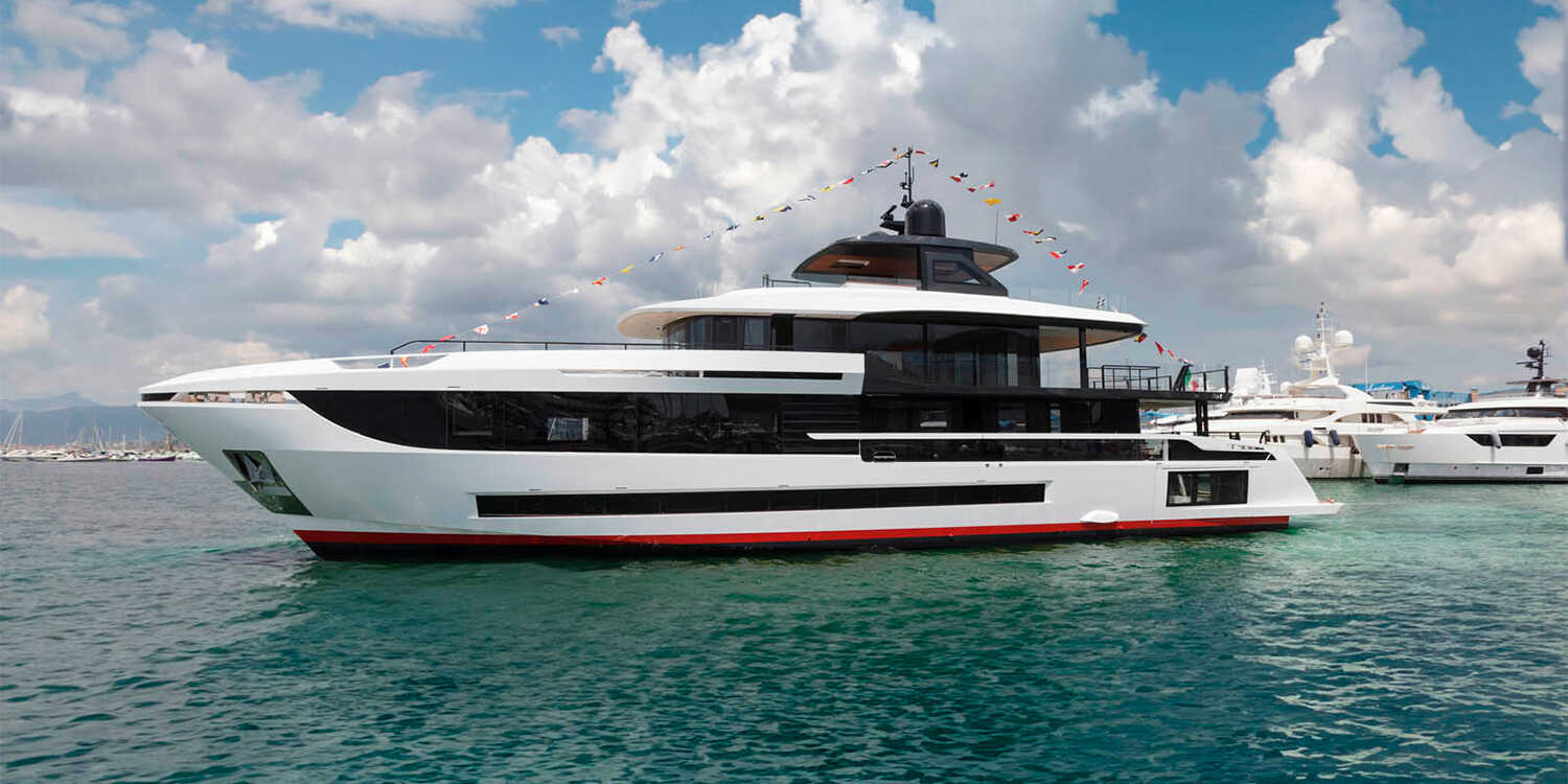 The first Mangusta Oceano 39 hits the water