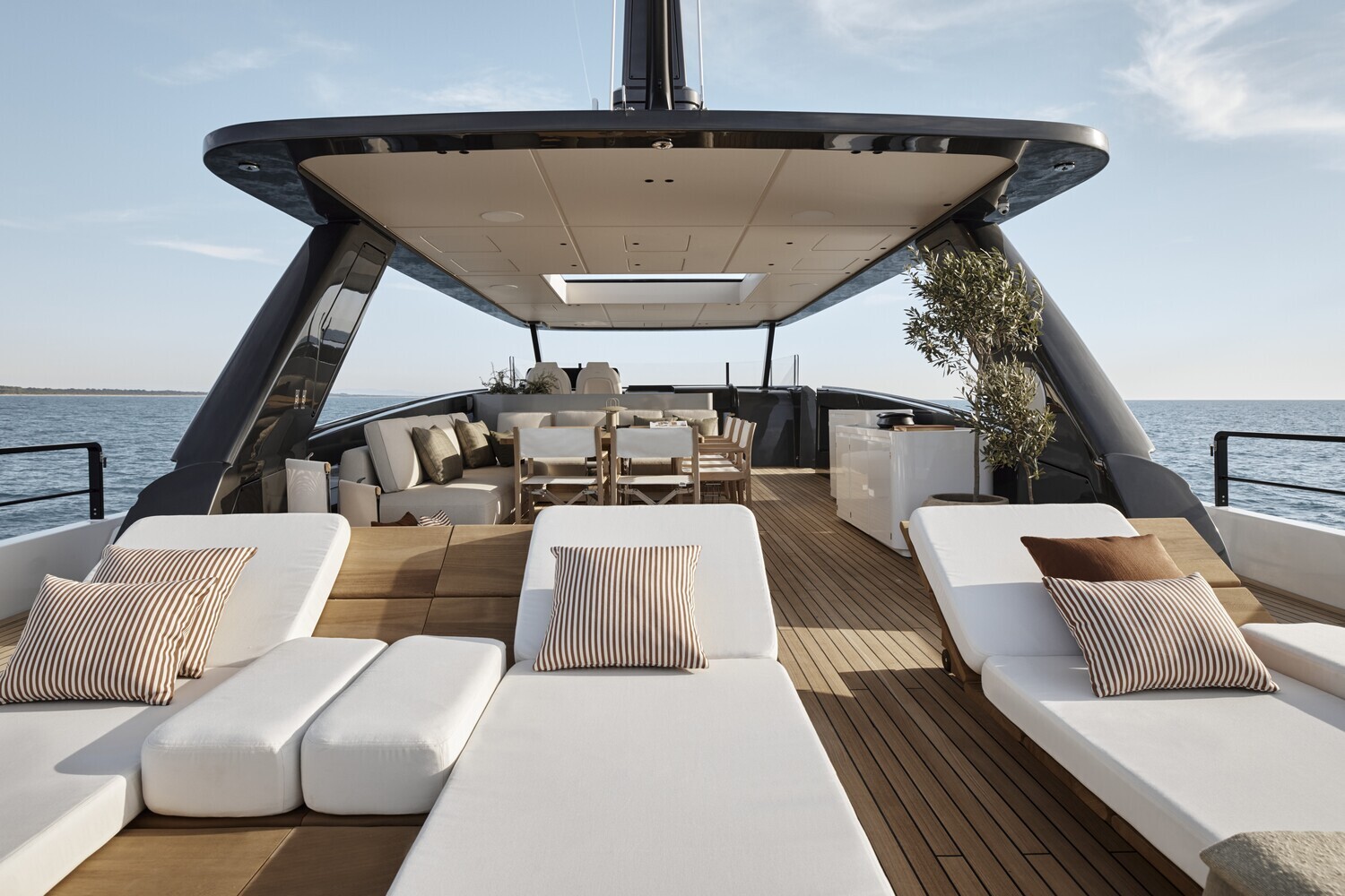 Интерьеры Magellano 27m