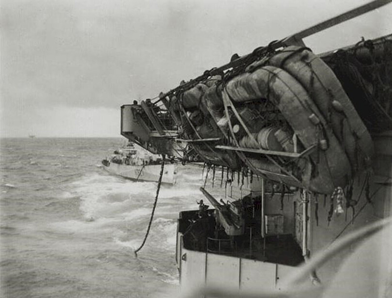 HMCS Stormont (K327) refueling from HMS Emperor stern