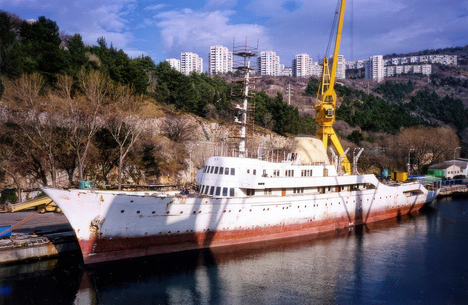 Abandoned yacht was looted